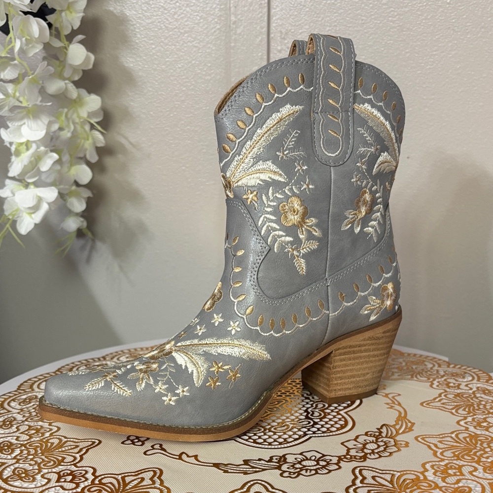 Chic Embroidered Heeled Boots in Gray and Gold